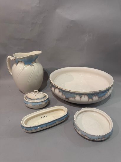 VILLEROY & BOCH
Ceramic toilet set including:...