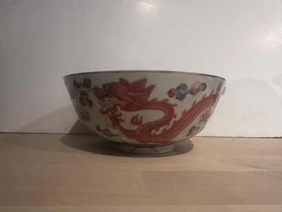 CHINA - Porcelain bowl decorated in polychrome...