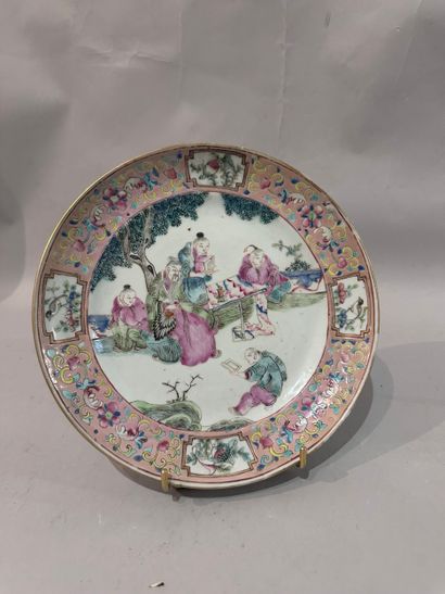 CHINA - A polychrome enameled porcelain ASSIETTE...