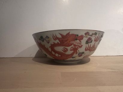 CHINA - Porcelain bowl decorated in polychrome...