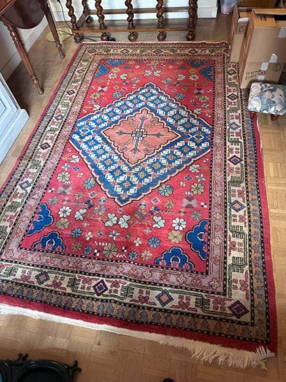 WOOL RUG decorated with diamond-shaped reserves...