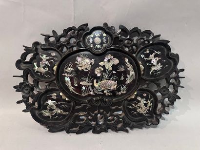 INDOCHINA
Small wooden tray in mother-of-pearl...