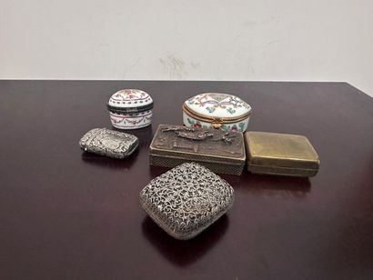Set of six pillboxes and boxes in metal,...