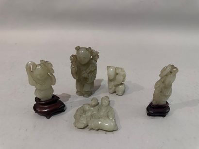 Set of five jade SUJETS decorated with peronnages....