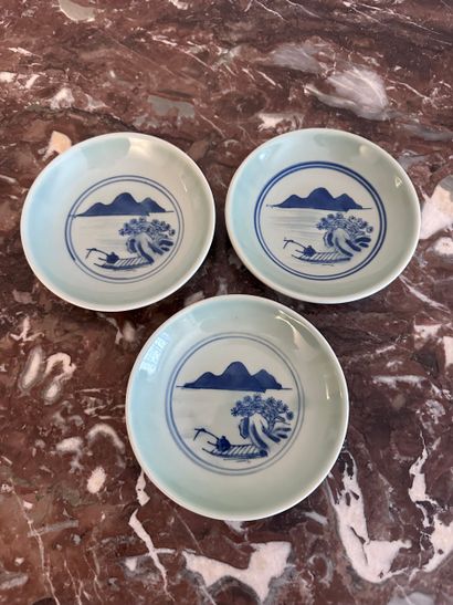 CHINA - Three earthenware COUPELLES decorated...
