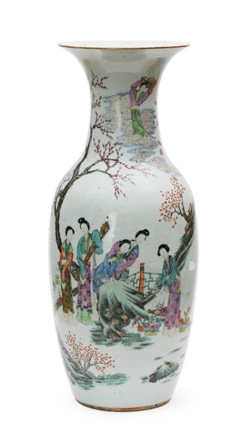 CHINA - 20th century
Large baluster vase...