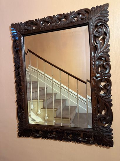 MIROIR à entourage en chêne à décor repercé...