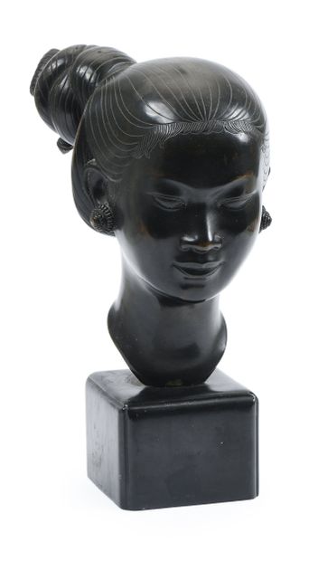 Vietnamese artwork 
Bust of a young woman
Bronze...