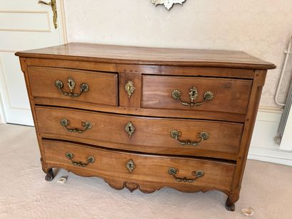 COMMODE en bois fruitier, la façade galbée...