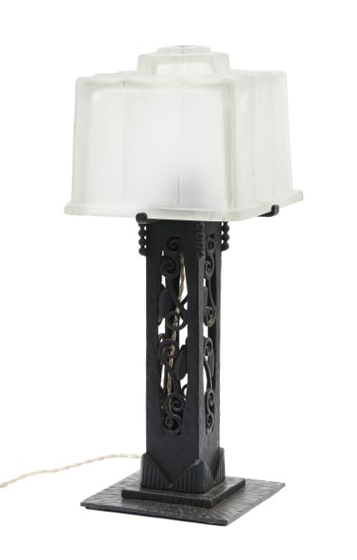 Art Deco work
Lamp with openwork base in...