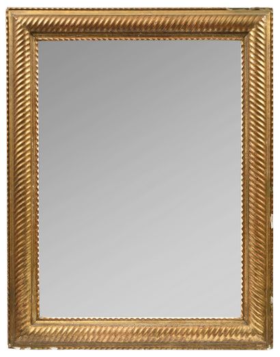 MIROIR en bois stuqué et doré à décor de...