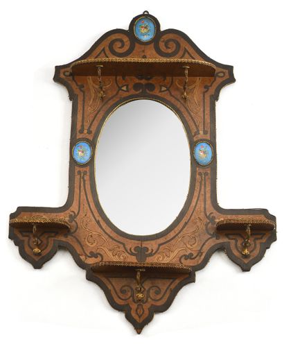 MIROIR en bois de loupe à décor de rinceaux...