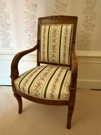 FAUTEUIL d'enfant en acajou mouluré et sculpté,...