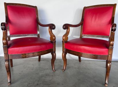 Paire de fauteuils à dossier crosse en bois...