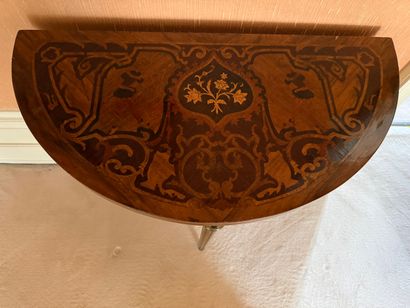 TABLE demi-lune, le plateau marqueté d'un...