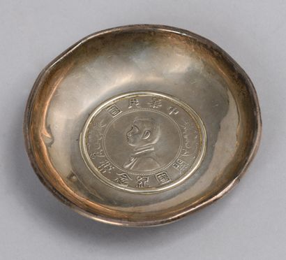 CHINA - 20th century
Silver cup, the base...