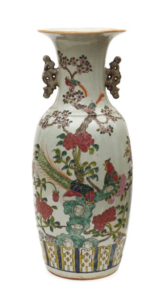 CHINA - 20th century
Flared-necked porcelain...