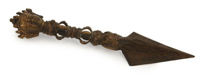 TIBET - 20th century
Bronze phurbu, the handle...