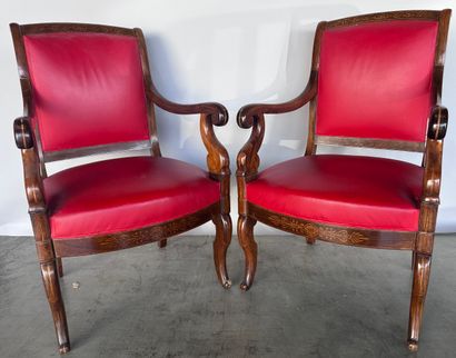 Paire de fauteuils à dossier crosse en bois...