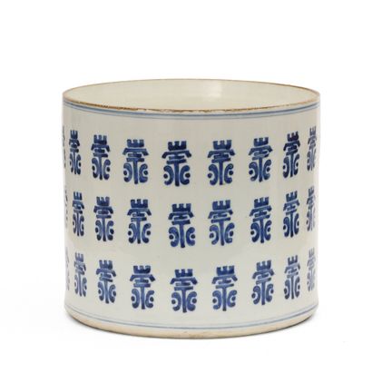 CHINA - 19th century
Porcelain cache-pot...