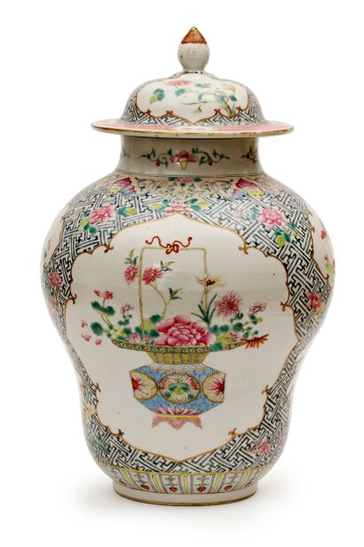 CHINA - circa 1900
A baluster-shaped porcelain...
