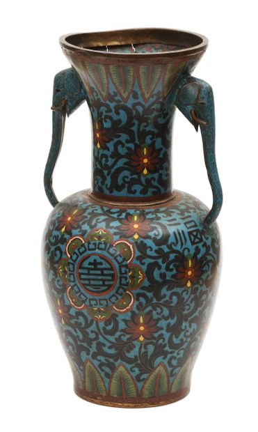 CHINA - Circa 1900
Two-handled baluster vase...