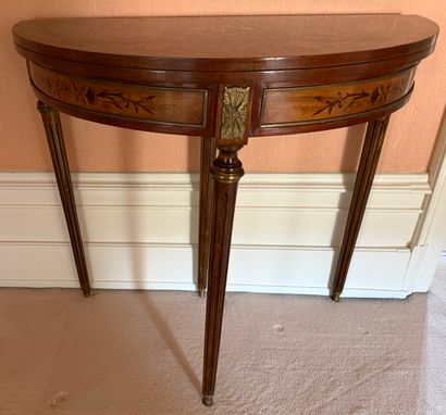 TABLE demi-lune, le plateau marqueté d'un...