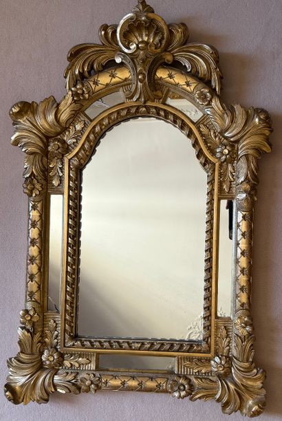 MIROIR en bois doré, l'entourage à parcloses...