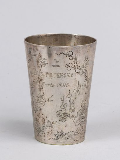 CHINA - 19th century
Silver goblet with incised...