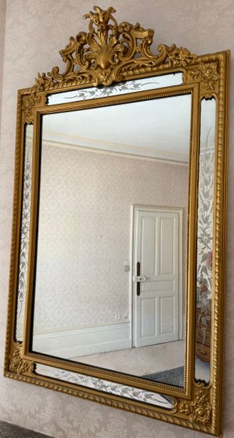 Grand MIROIR en bois redoré, entourage à...