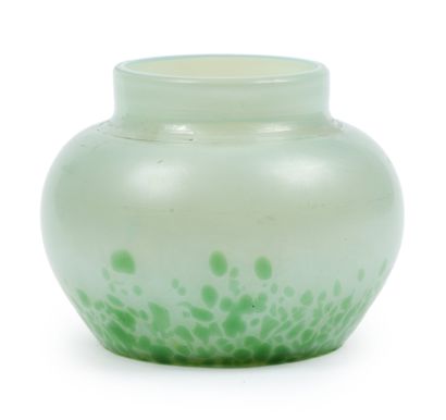 LOETZ, attribué à
Petit vase en verre irisée...