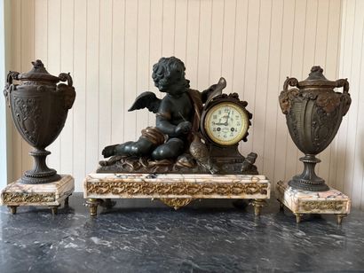 GARNITURE DE CHEMINEE en régule patiné deux...