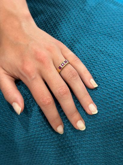 Bague jonc
en or jaune 18k 750°/°° formant...