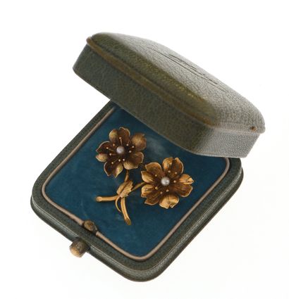 Broche
en or jaune 18K 750/°° et perles à...