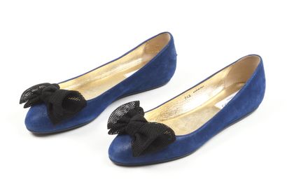 JIMMY CHOO
Paire de chaussures bleues surmontée...