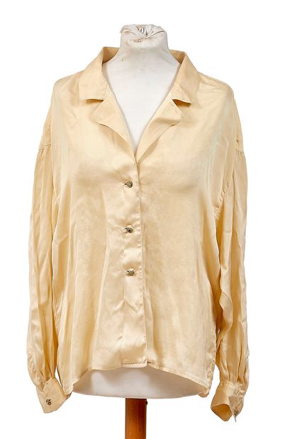 CHANEL 
Yellow silk shirt, gilded metal flower...
