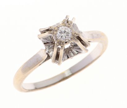 Bague solitaire 
en or gris 18k 750°/°° ornée...