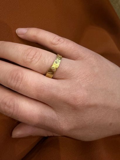 Anneau mouvementé en or jaune 18k 750°/°°...