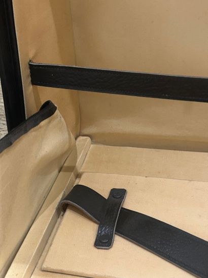 HERMES Parise
VALISE en cuir noir et intérieur...