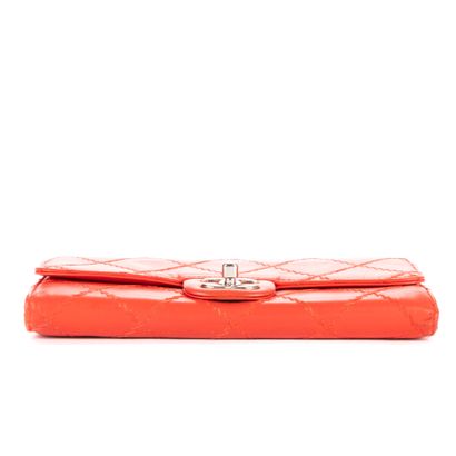 CHANEL
Petit sac matelassé en cuir d'agneau...