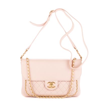 CHANEL
Sac en cuir d'agneau matelassé rose...