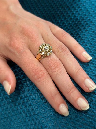 Bague 
en or jaune 18k 750°/°° et pierres...