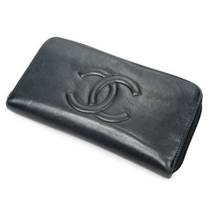 CHANEL
Portefeuille en cuir de veau noir,...