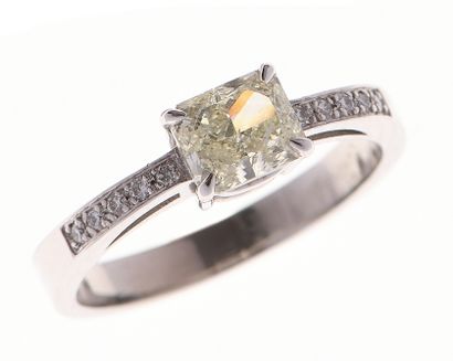 Bague 
en or gris 18k 750°/°° centrée d'un...