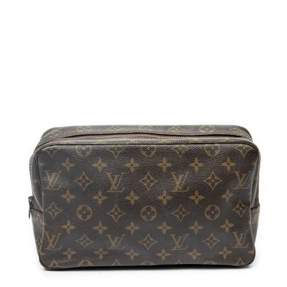 LOUIS VUITTON
Trousse de toilette GM en toile...