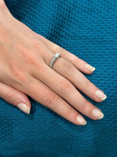 Bague solitaire 
en or gris 18k 750°/°° centrée...