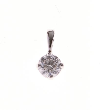 Pendentif 
en or gris 18k 750°/°° centré...