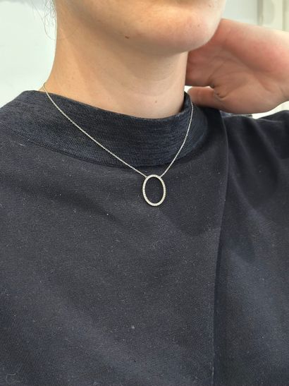 Collier
en or blanc 18k 750°/°°, le pendentif,...