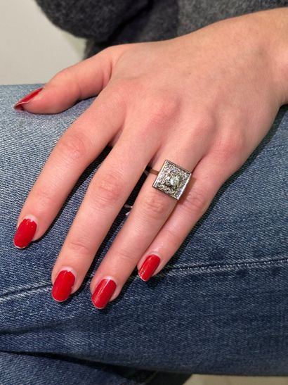 Bague Art déco
en or gris 18k 750°/°°, le...