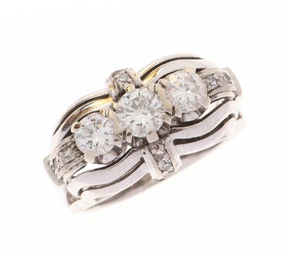 Bague à pont
en or gris 18k 750°/°° sertie...